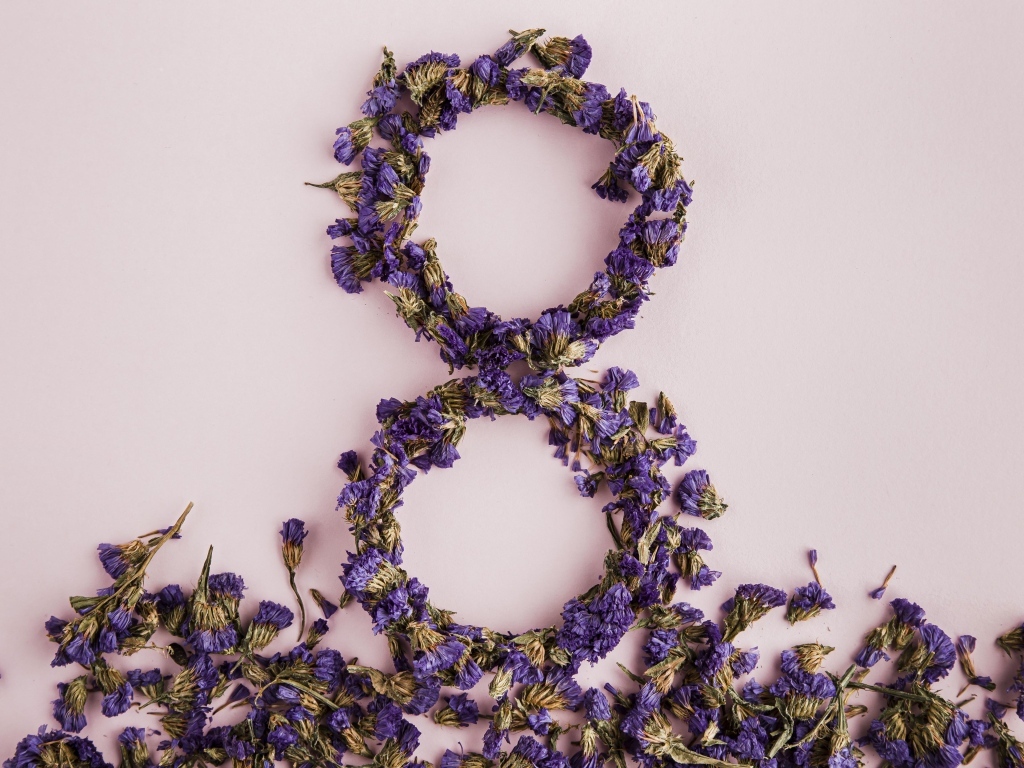 Цифра 8 из сухих цветов на праздник