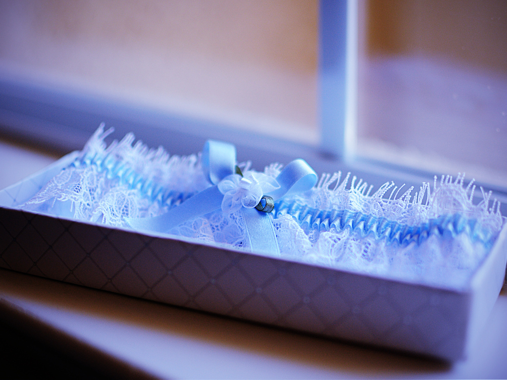 Голубая подвязка невесты