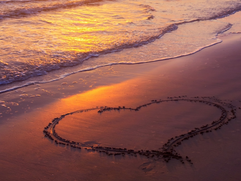 Большое сердце на песке у моря