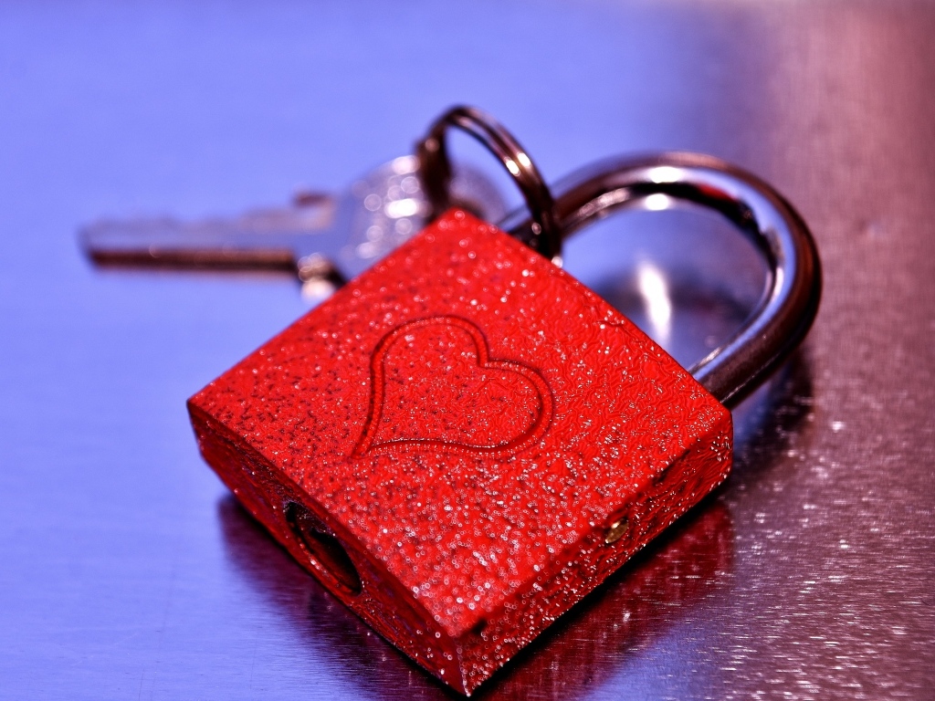 Большой красный замок с сердцем для влюбленных