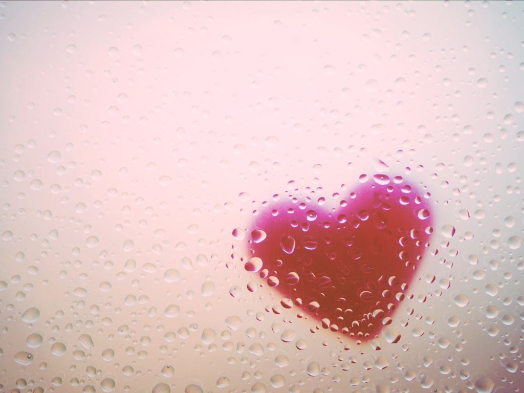 Красное сердце за мокрым стеклом