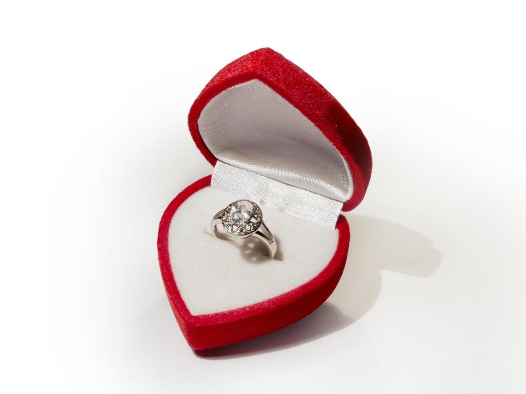 Кольцо  в красной коробке в форме сердца для любимой