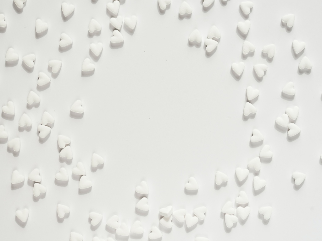 Маленькие белые сердечки на сером фоне