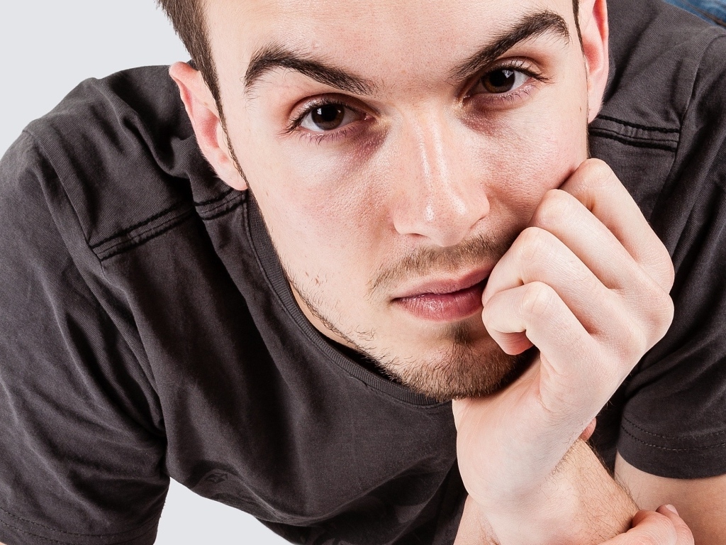 Красивый кареглазый мужчина в футболке