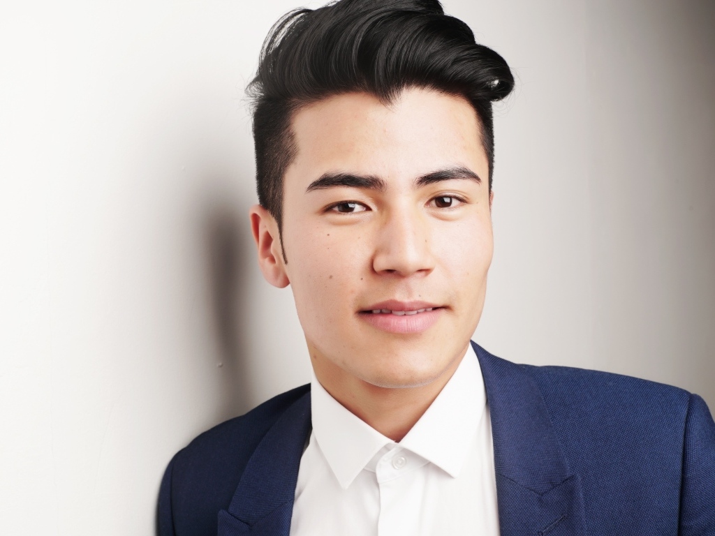 Красивый мужчина модель с прической