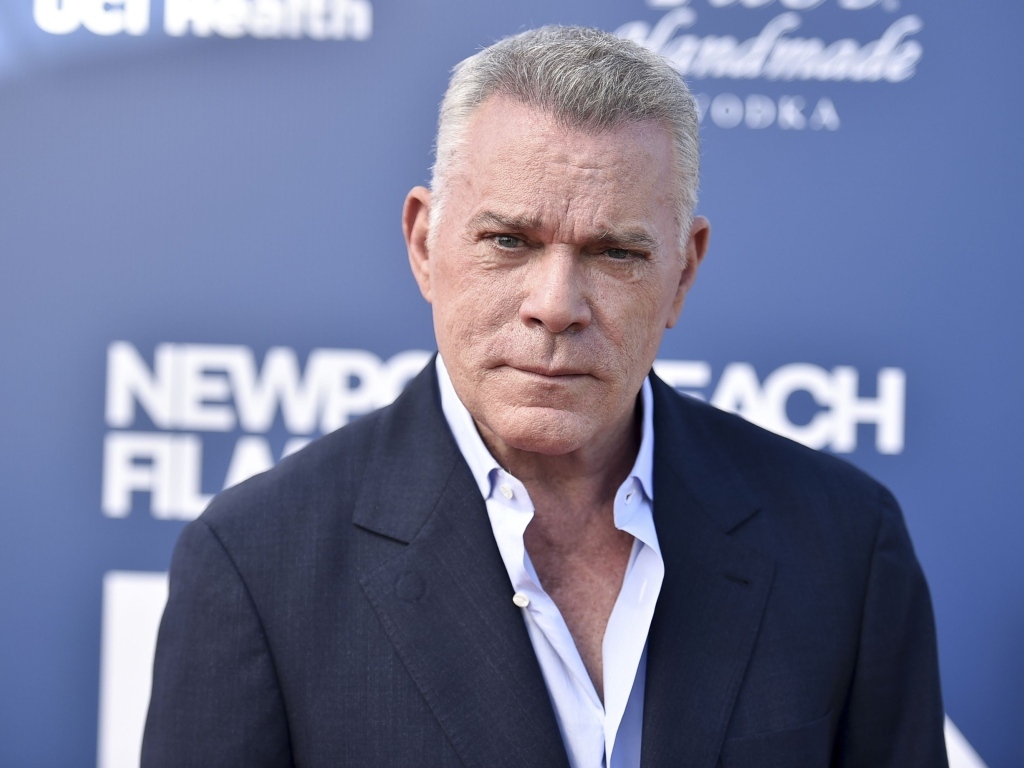 Актер Рэй Лиотта в костюме