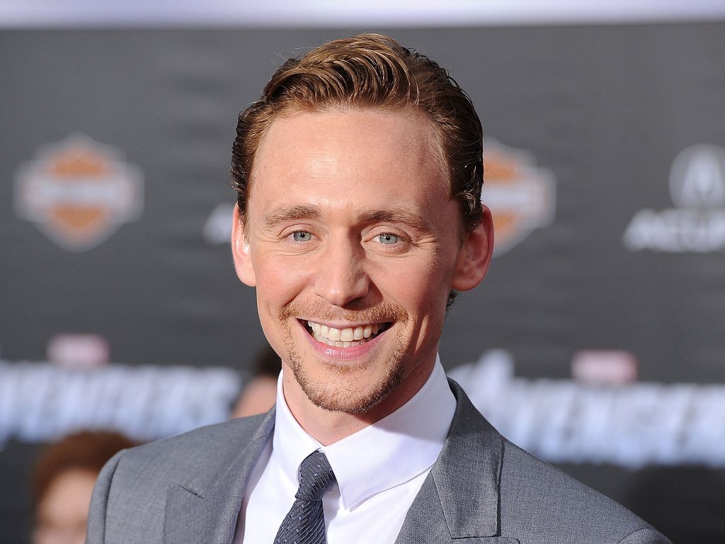 Яркая улыбка актера Тома Хиддлстона