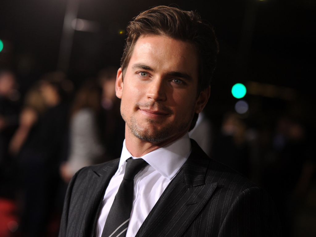 Красивый актер Мэтт Бомер в костюме