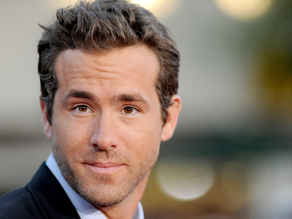 Популярный актер Райан Рейнольдс с карими глазами