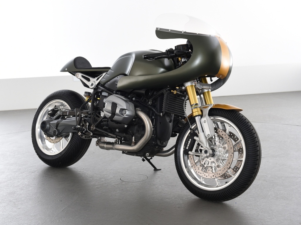 Большой черный мотоцикл  BMW