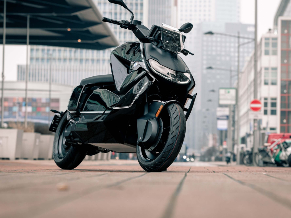 Черный мотоцикл BMW CE 04