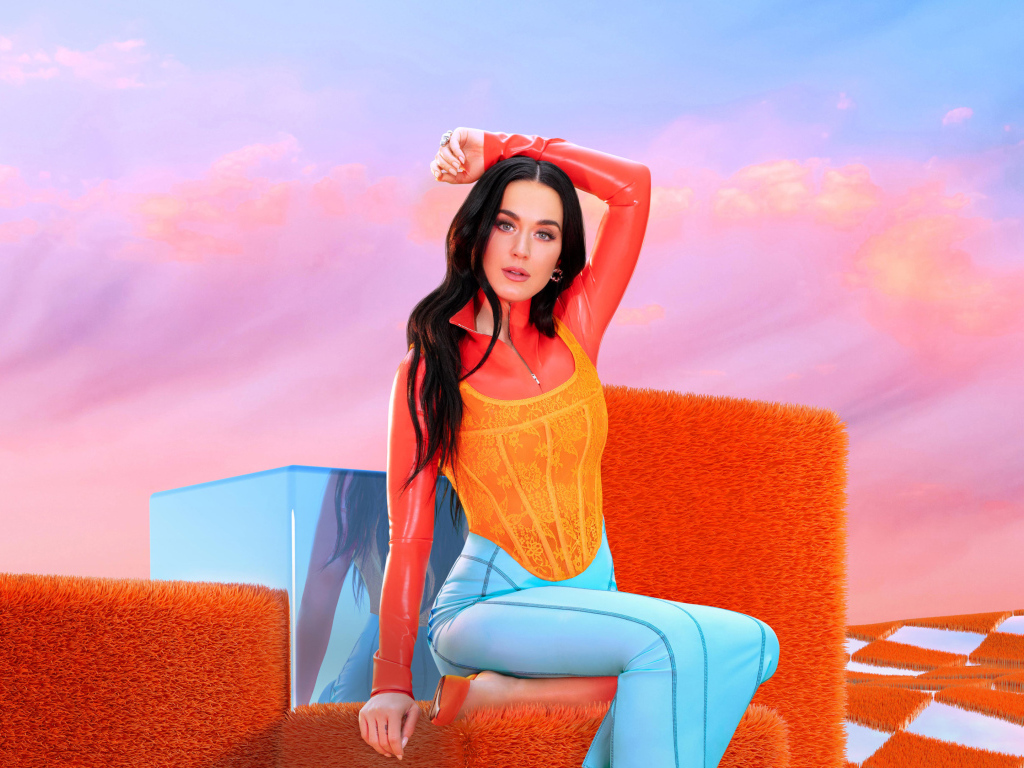 Американская певица Кэти Перри сидит на кубе