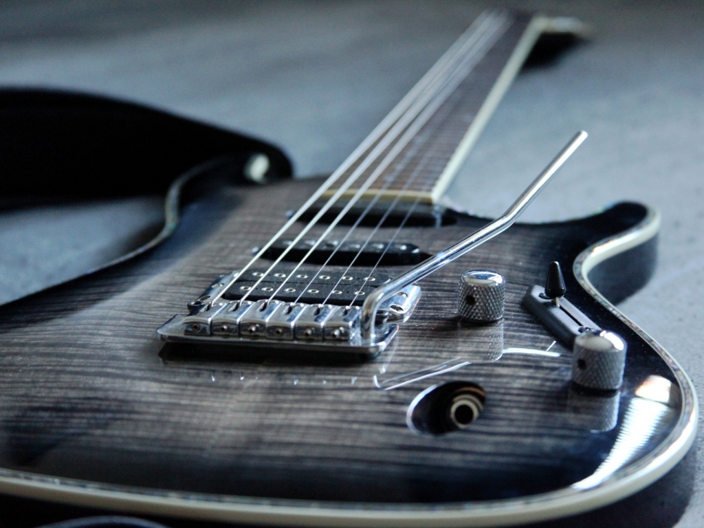 Черная шестиструнная гитара