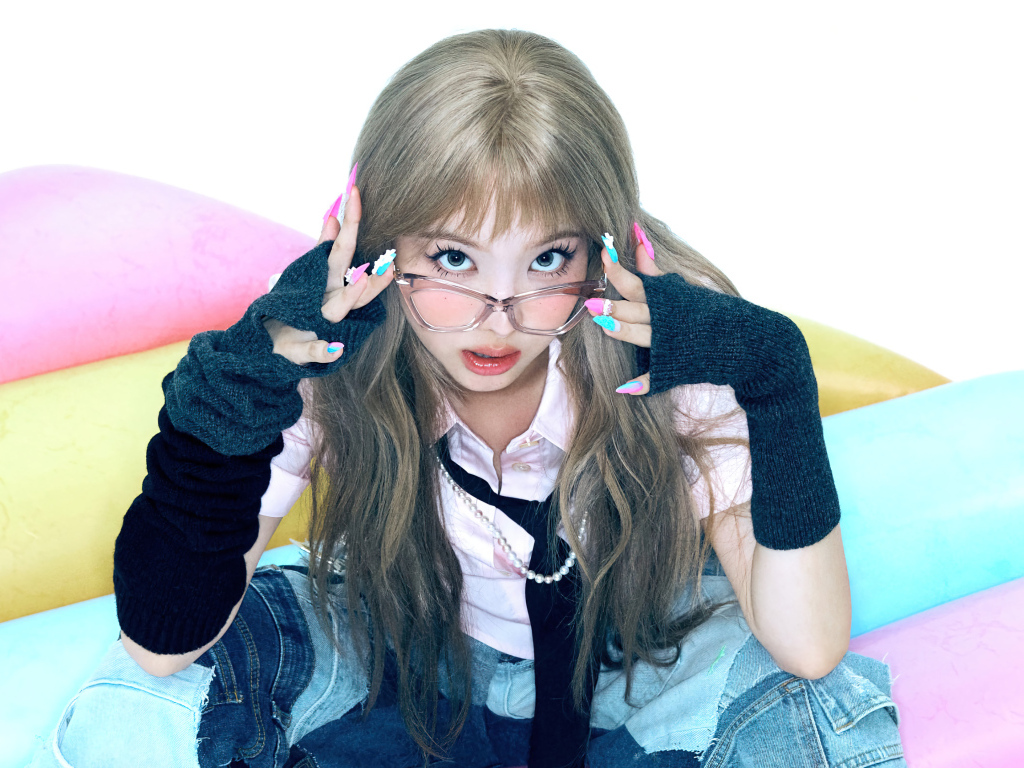 Девушка певица Наён в очках