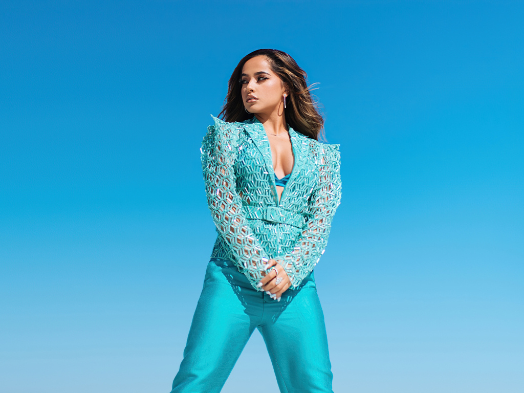 Певица Бекки Джи на голубом фоне