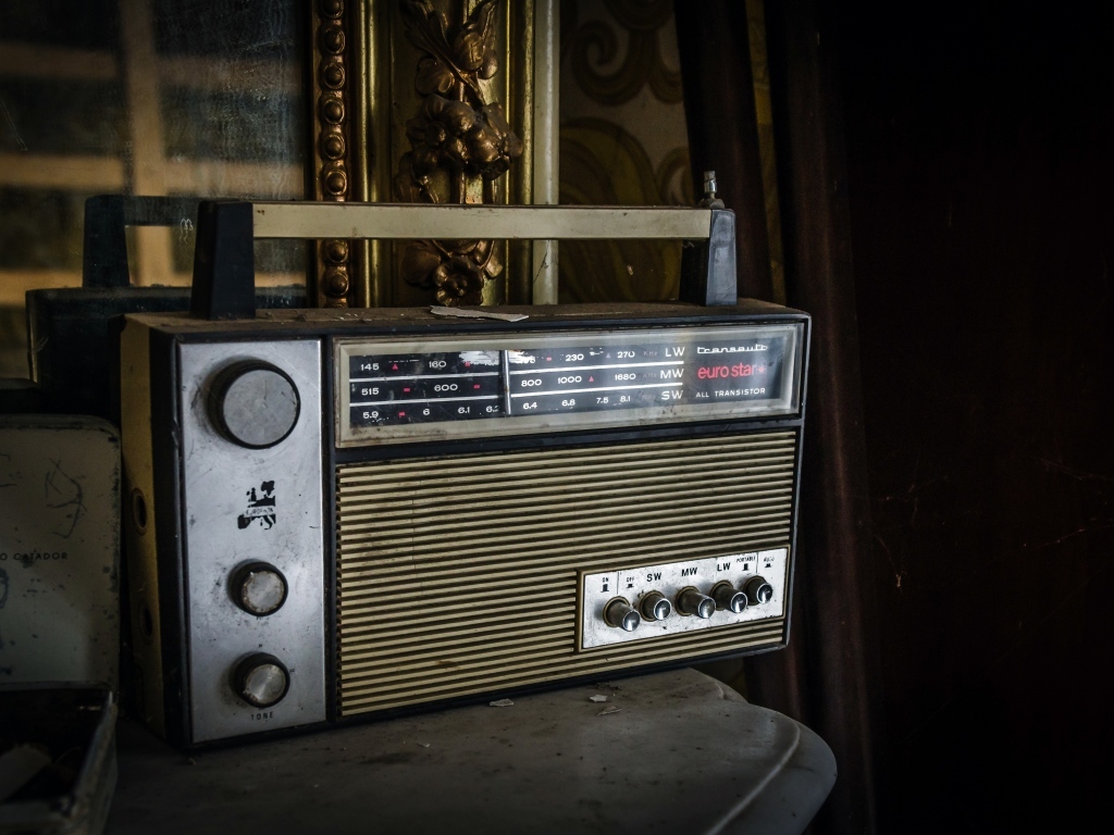 Старый радиоприемник стоит на столе