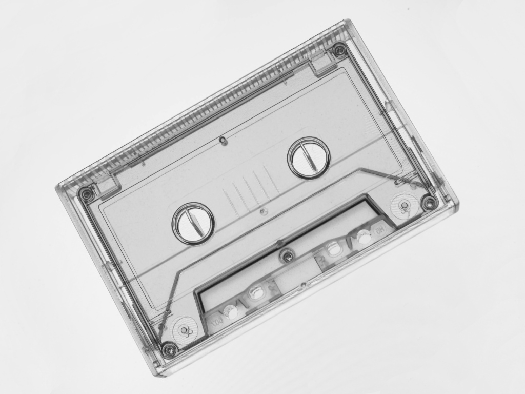 Прозрачная кассета на сером фоне