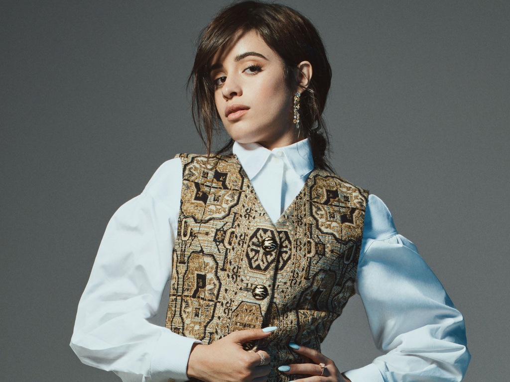 Белая блузка и жилетка в образе певицы Камила Кабельо