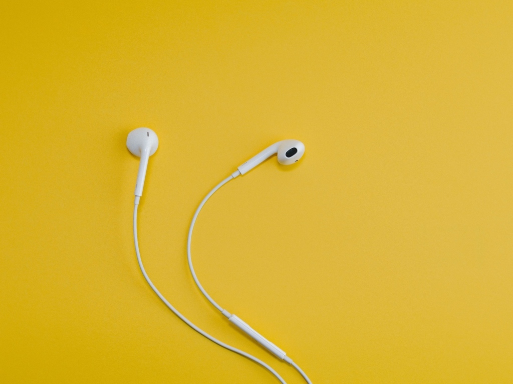 Белые наушники на желтом фоне