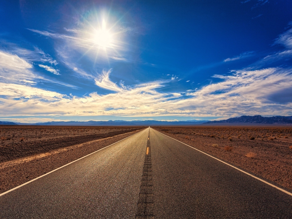 Дорога на фоне красивого голубого неба летом