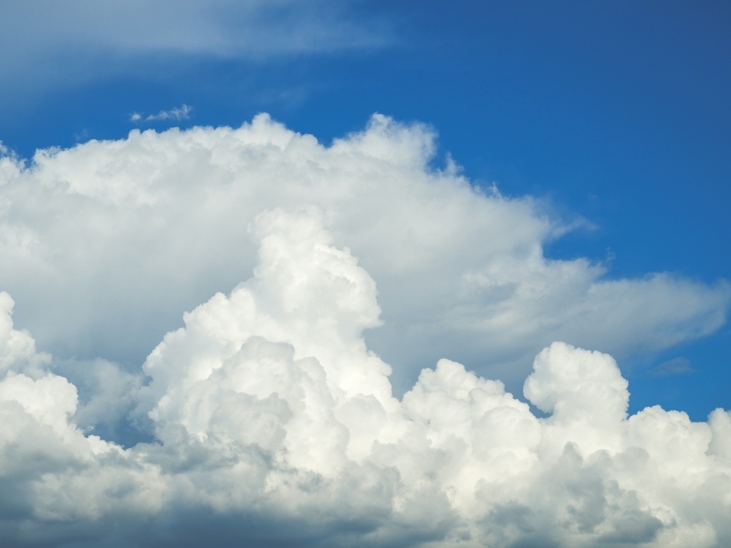 Густые белые облака в голубом небе