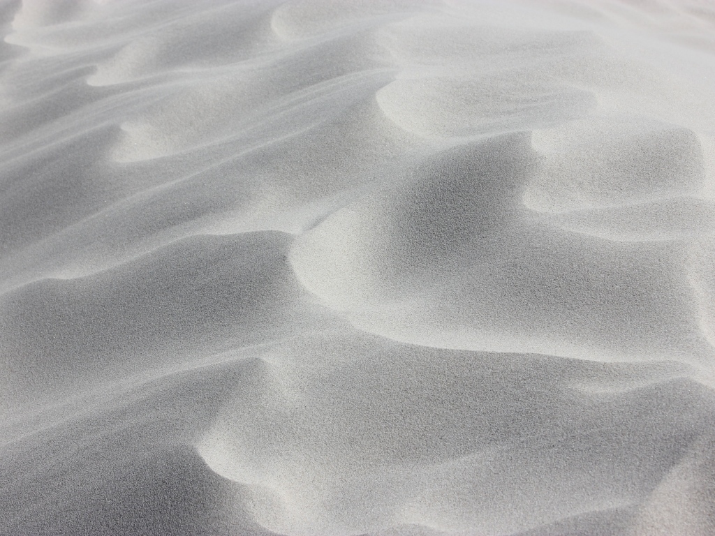 Волны на белом песке в пустыне 