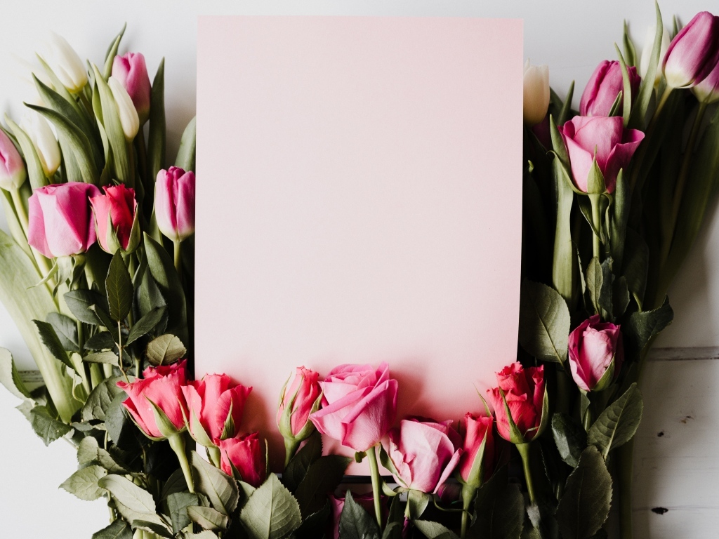 Красивый букет роз с тюльпанами и листом бумаги