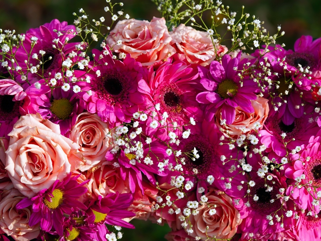 Красивый букет с розовыми розами, хризантемами и герберами