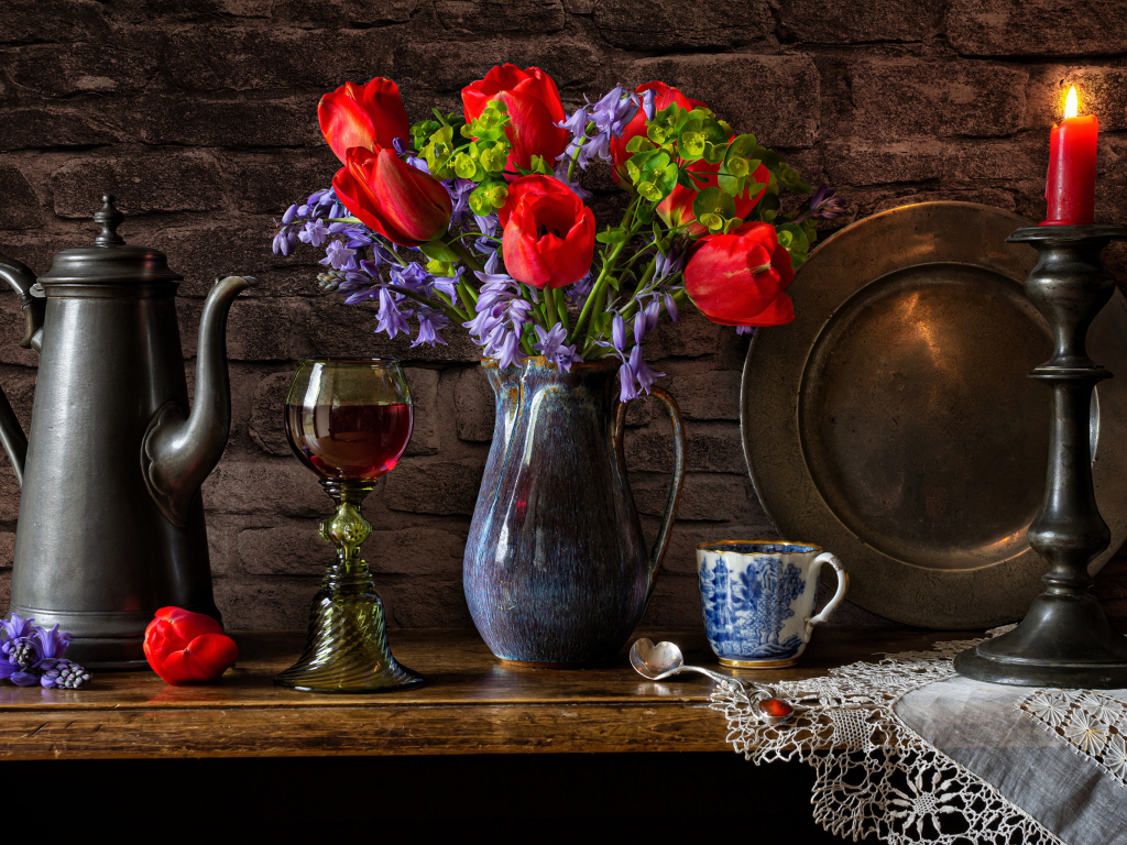 Букет цветов на столе со свечой и вином