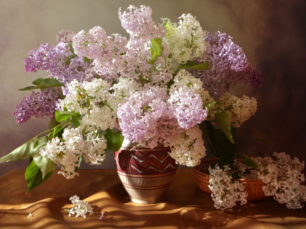 Букет разноцветных цветок сирени в вазе