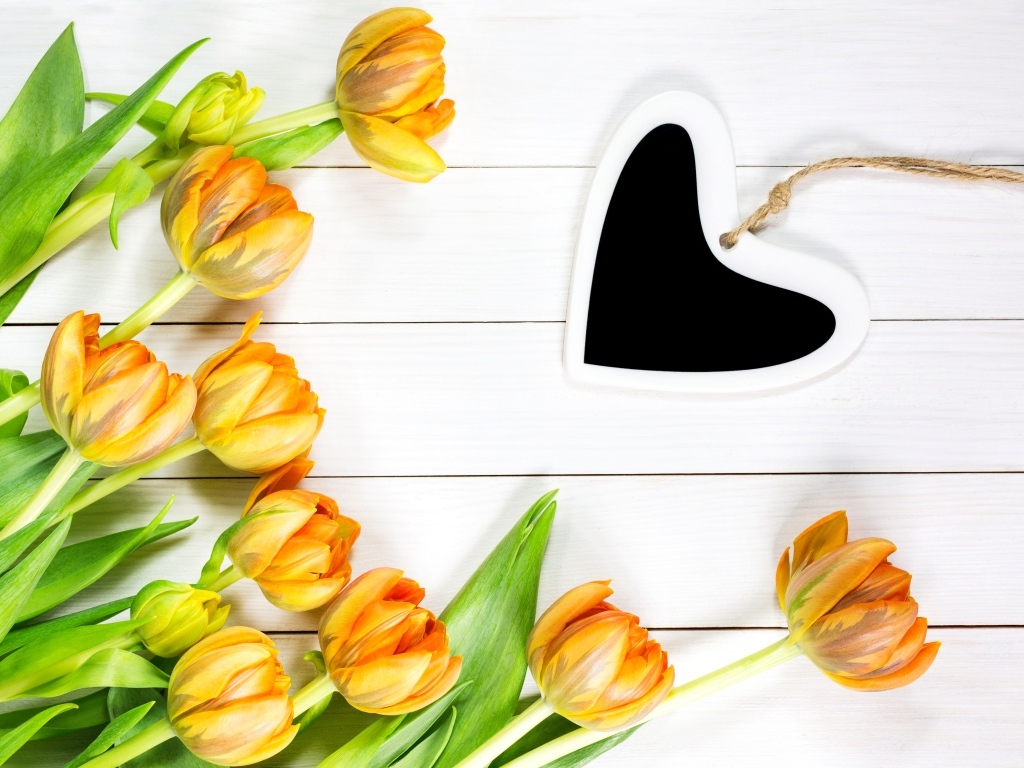 Букет оранжевых тюльпанов с сердцем на белом столе