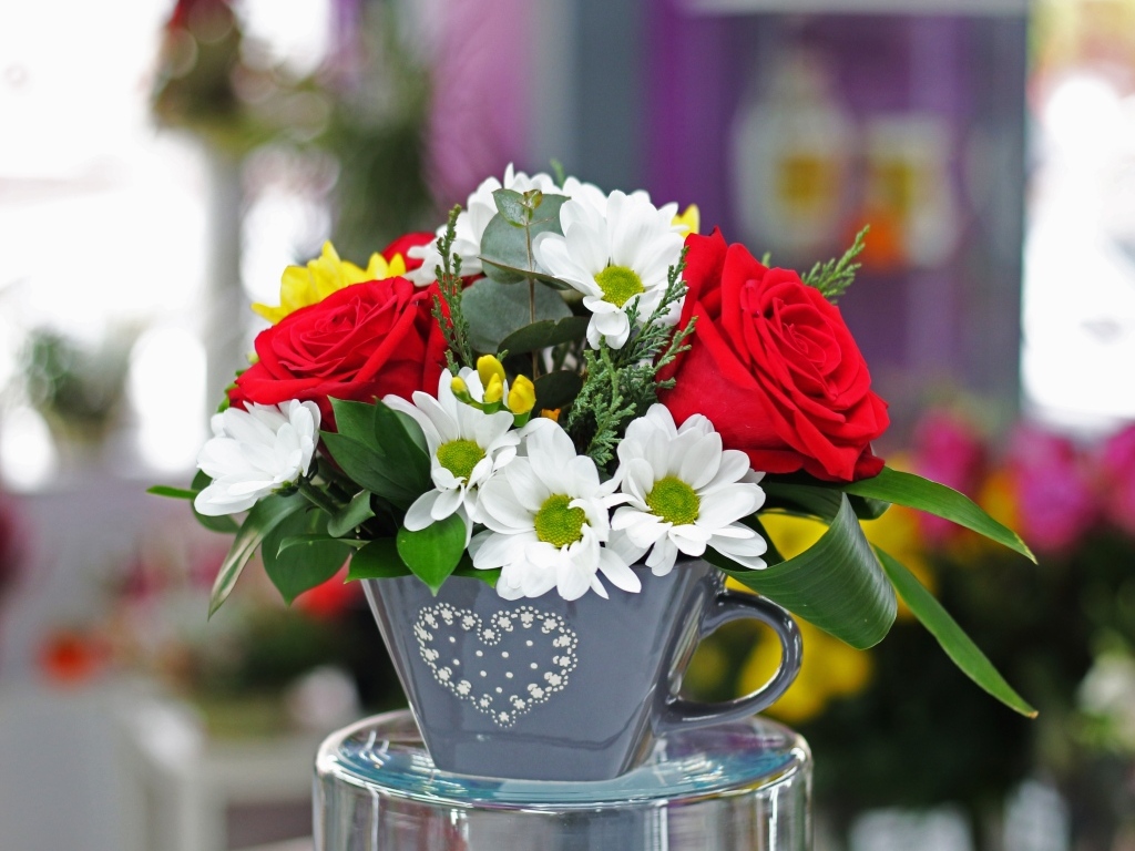 Букет из цветов розы и хризантемы в вазе