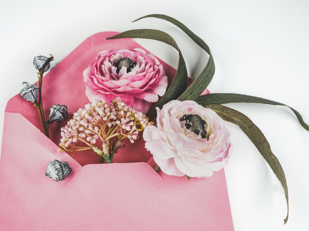 Розовый конверт с цветами 