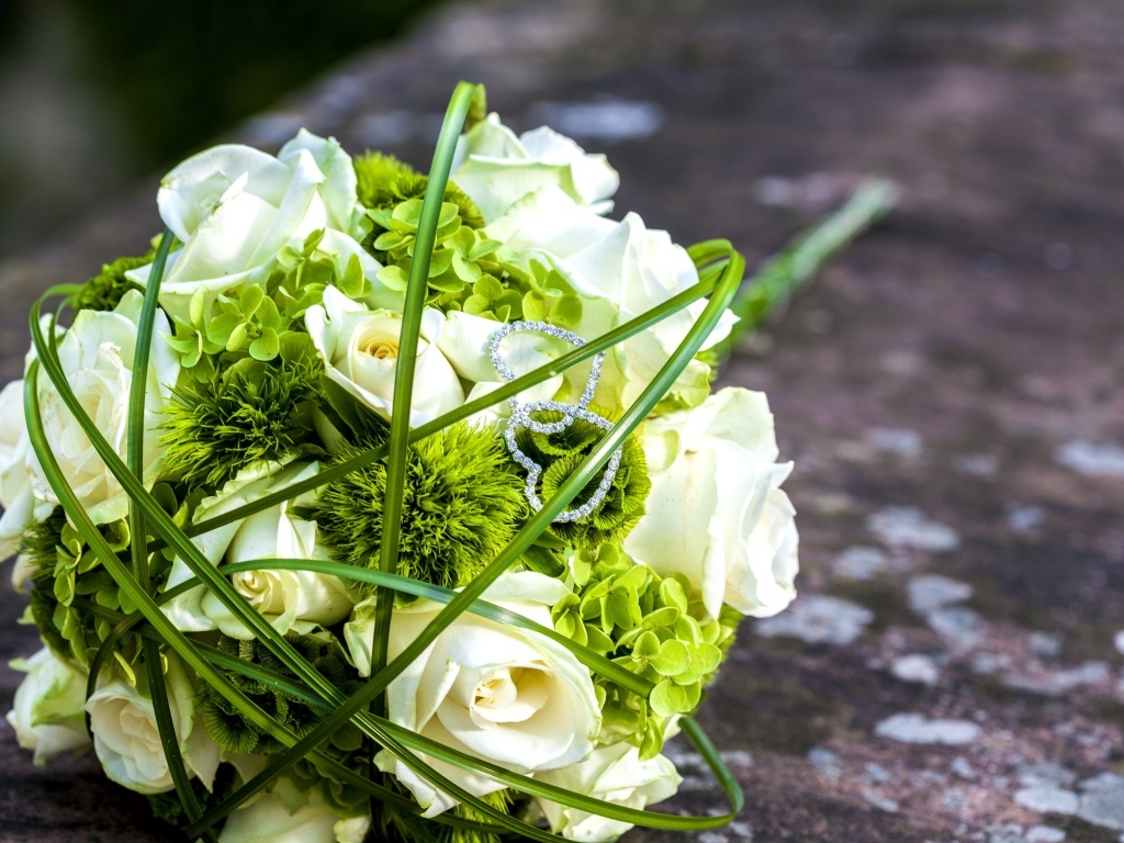 Свадебный букет с белыми розами