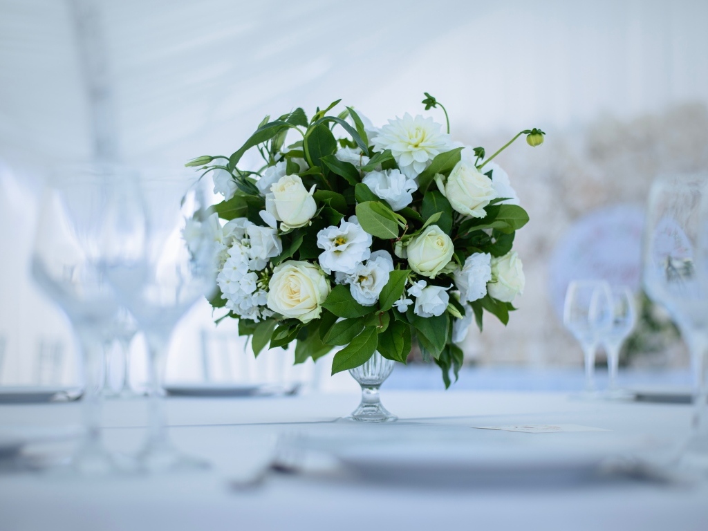 Белый свадебный букет в вазе на столе