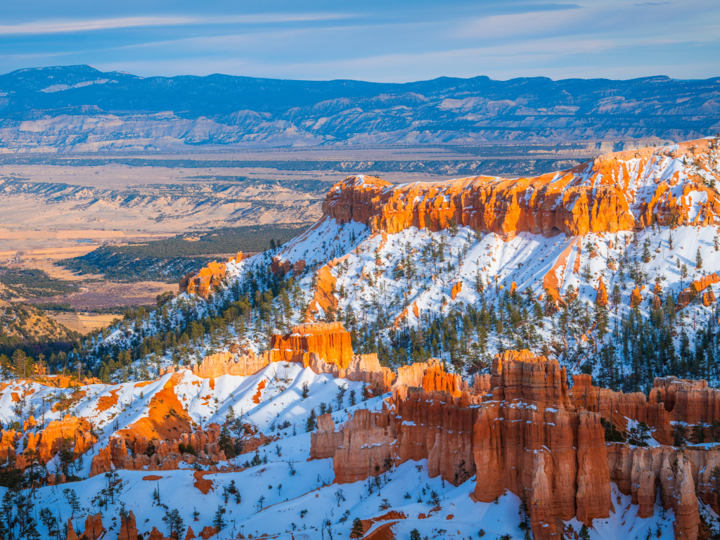 Красивый вид на заснеженный каньон