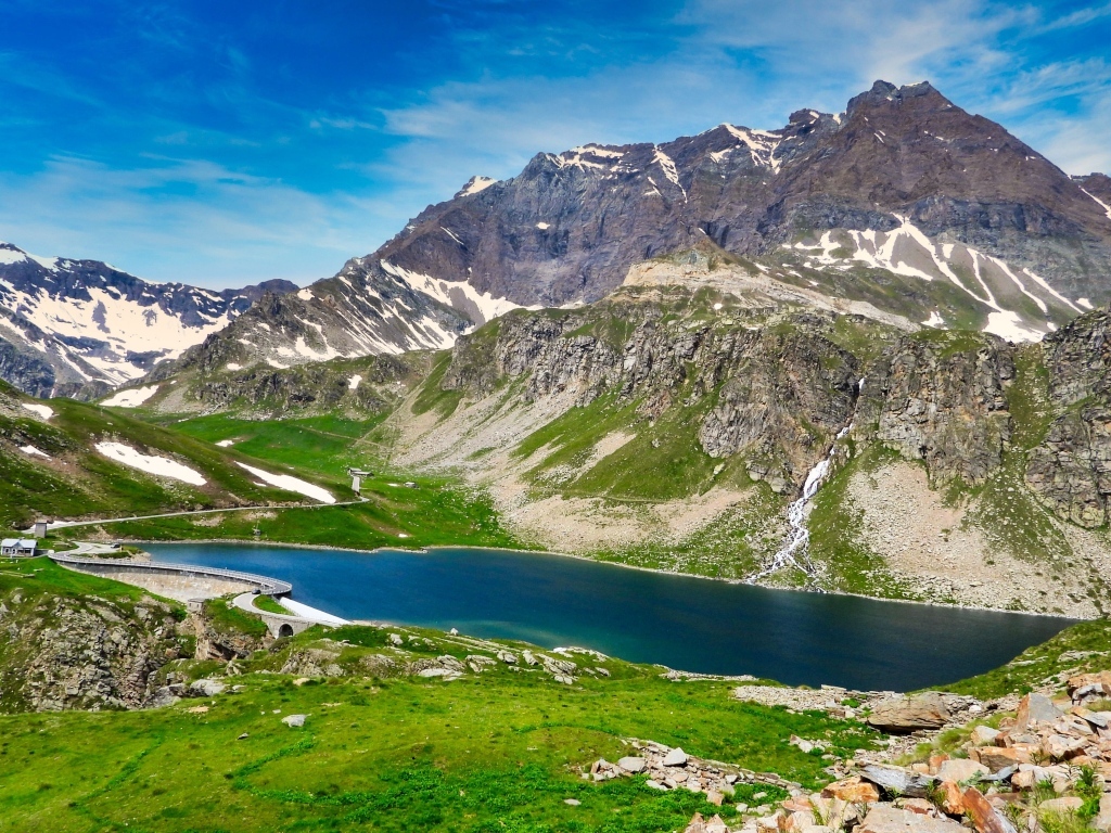 Высокие скалистые горы под голубым небом