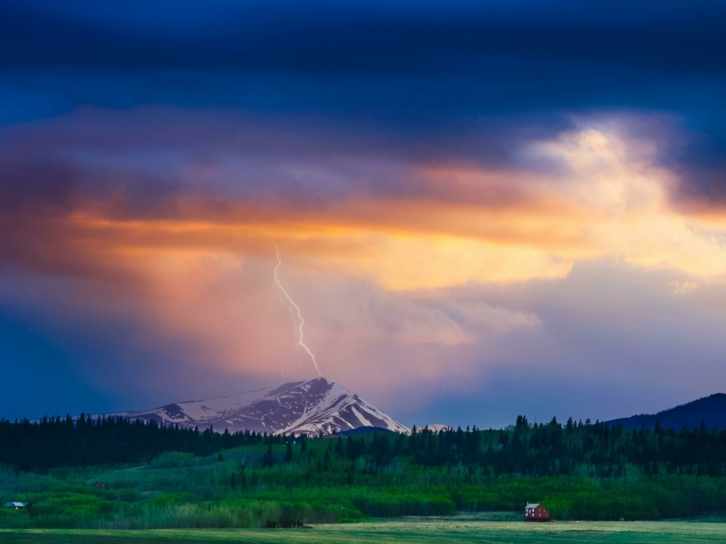 Молния ударила в вершину горы