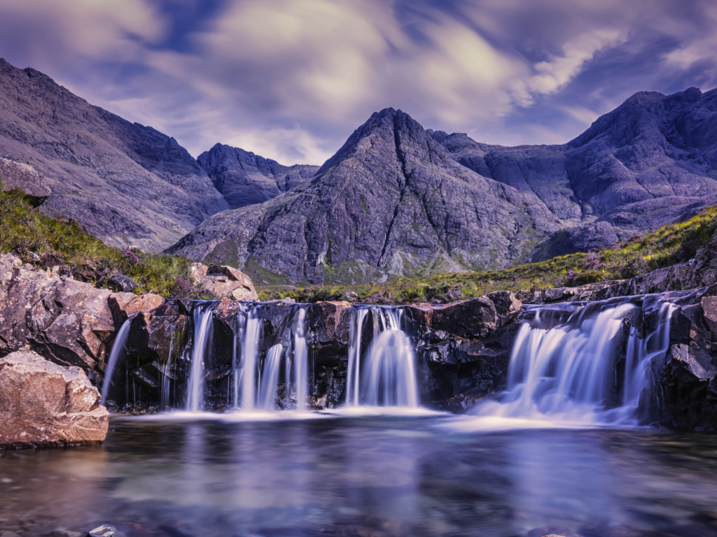 Красивый вид на горы и водопад