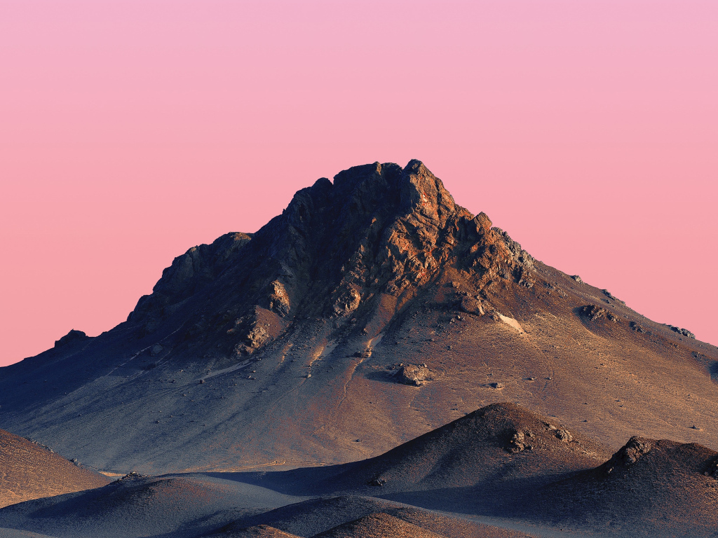 Розовое небо над вершиной горы