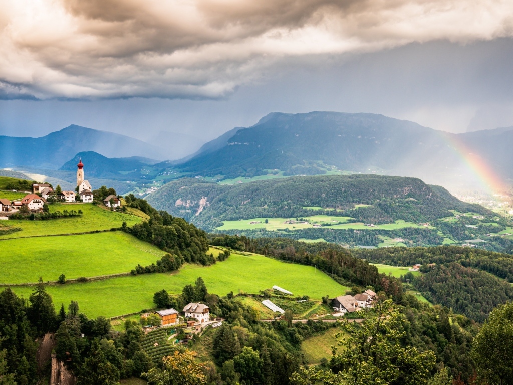 Дождь омывает покрытые зеленью горы
