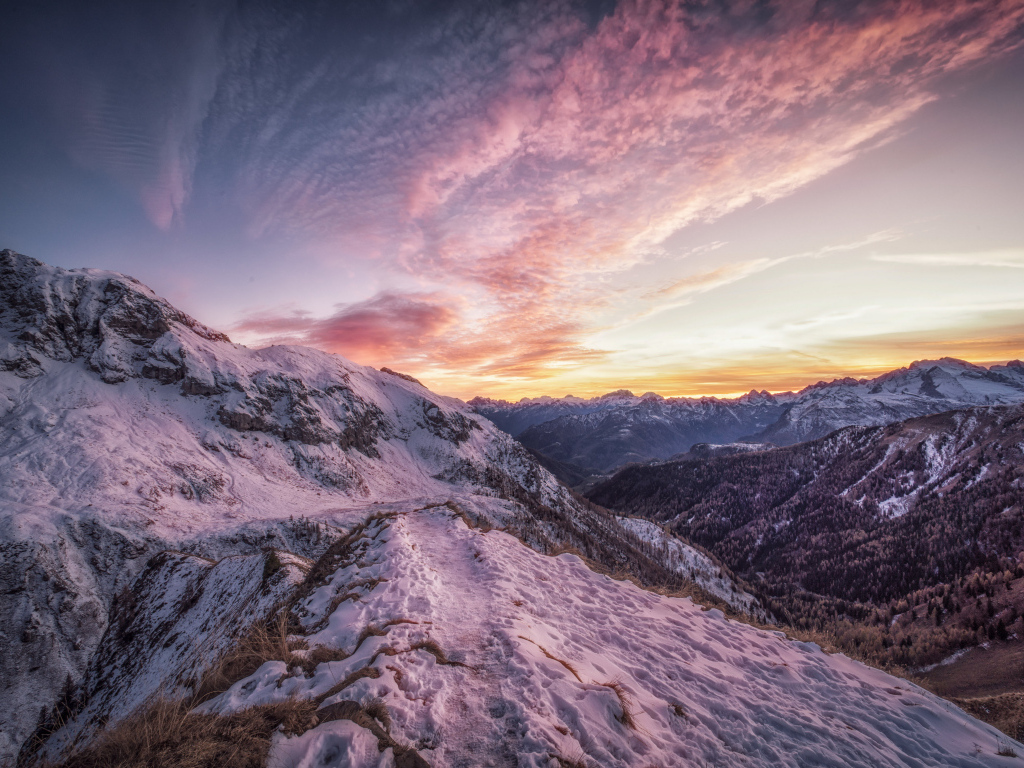 Небо над заснеженными Альпами