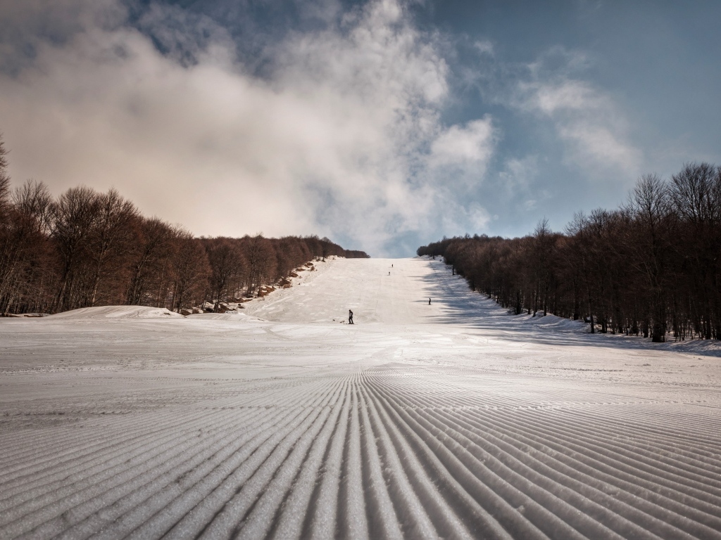 Покрытый снегом спуск с горы