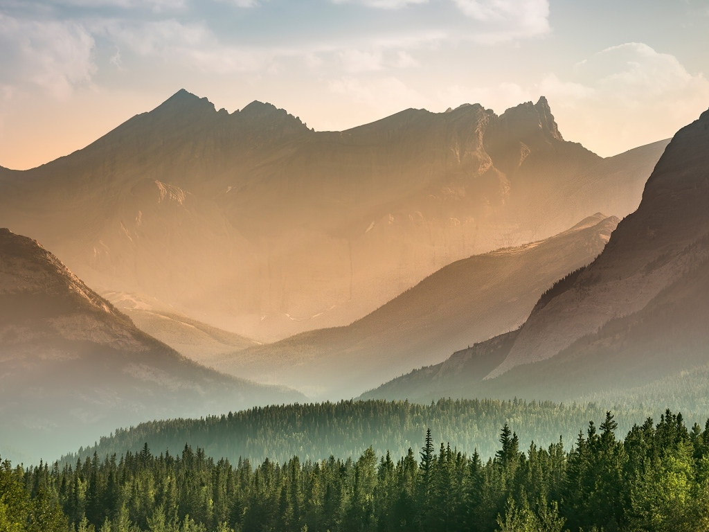 Вид на покрытые туманом горы