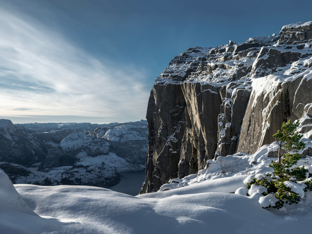 Высокая покрытая снегом гора