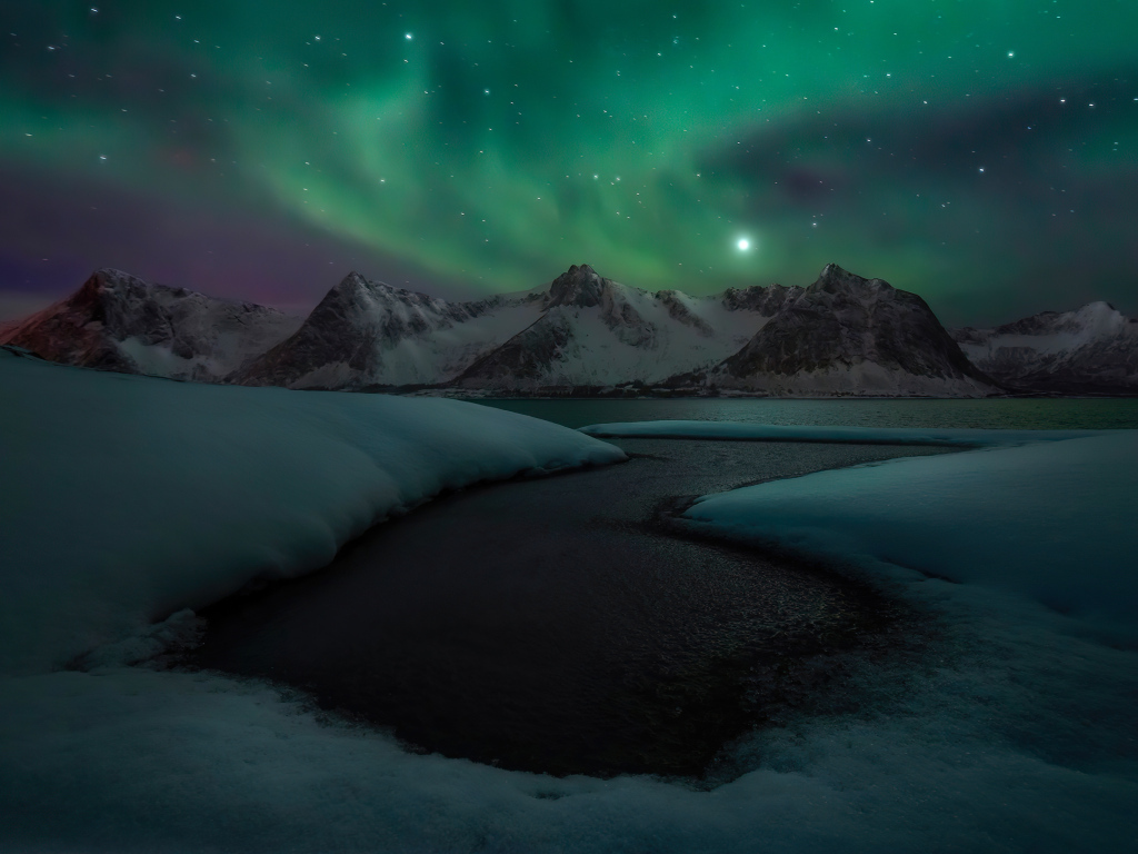 Полярное сияние над озером зимой