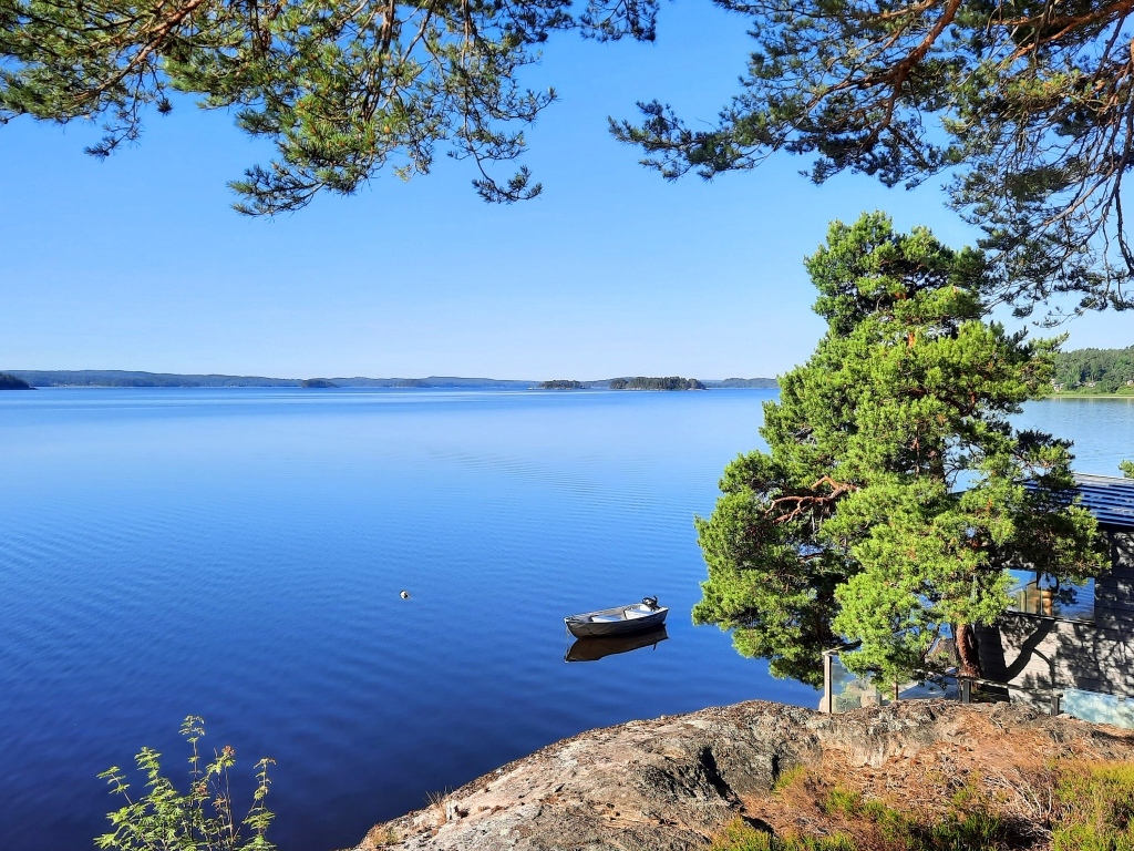 Красивый вид с утеса на спокойное озеро 