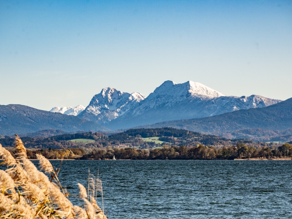 Голубое небо над горой у озера
