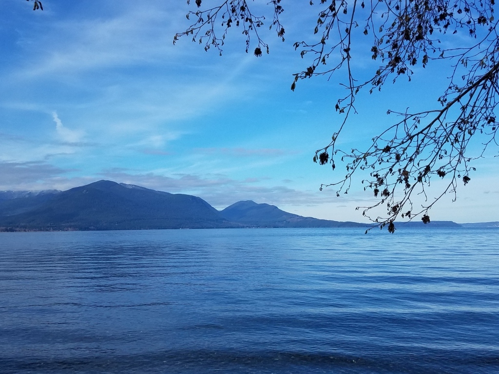 Голубая вода тихого горного озера