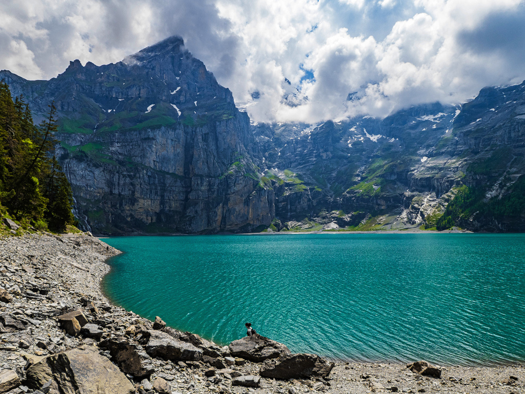 Чистая голубая вода в горном озере